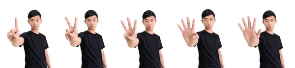 年轻的亚洲男人在白色孤立的背景下 手算1 5个半身躯 男人穿黑色衬衫数数的概念 — 图库照片