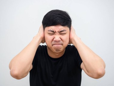 Yakın plan Taylandlı rahatsız hisseder ve beyaz arka planda elini kulağını kapatır.