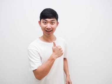 Neşeli adam mutlu yüz beyaz arka planda baş parmağını göster