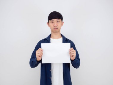 Boş beyaz kağıt gösteren adam izole edildi