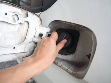 Hand close the fuel cap of the car unclean after refueling
