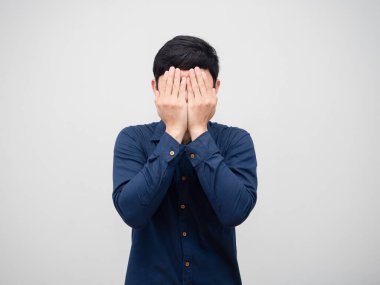 Adam yüzünü iki elle kapatıyor beyaz arka plan