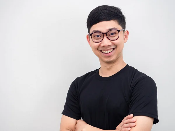 Азиатский Мужчина Очках Счастливая Улыбка Лицо Портрет Черная Рубашка Белом — стоковое фото