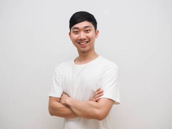 Молодой Азиатский Мужчина Скрестив Руку Белая Рубашка Счастливой Улыбкой Лице — стоковое фото