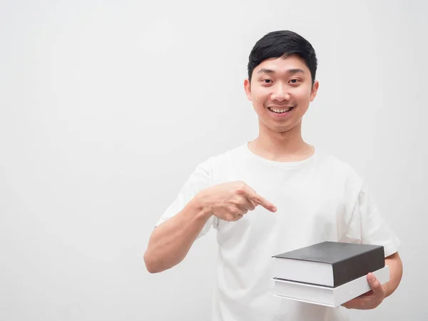 Азиатский Мужчина Указывает Пальцем Книги Руке Счастливой Улыбкой Смотреть Камеру — стоковое фото
