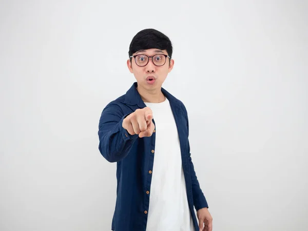 Ásia Homem Vestindo Óculos Apontar Dedo Para Você Branco Fundo — Fotografia de Stock