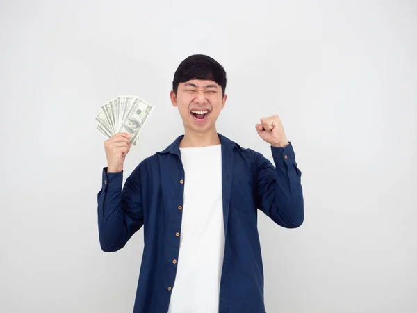 Чоловік Азії Щасливий Має Гроші Руках Тримається Білому Ізольованому Фоні — стокове фото
