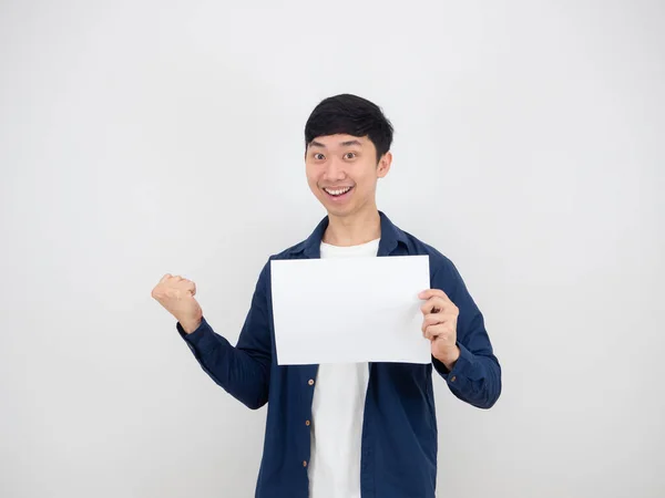 Hombre Alegre Sosteniendo Papel Vacío Mano Puño Hacia Arriba Con — Foto de Stock