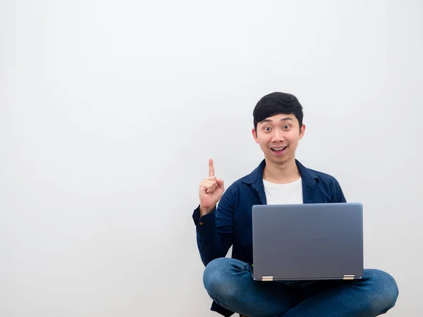 Asian Man Laptop Sitting Chair Get Idea Point Finger White — Zdjęcie stockowe