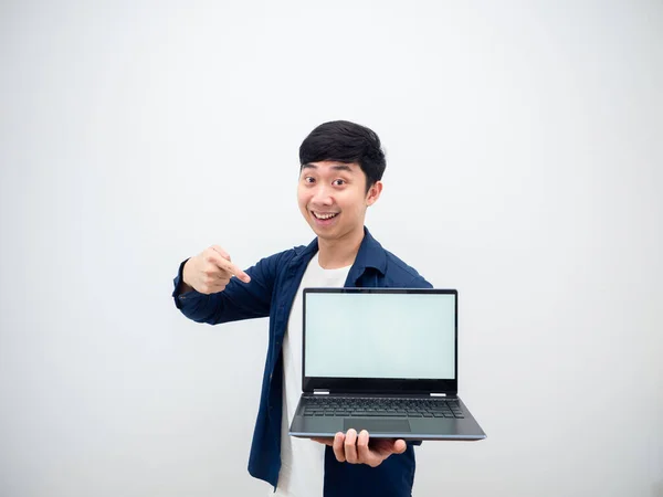 Asiatique Homme Joyeux Doigt Pointeur Ordinateur Portable Dans Main Visage — Photo