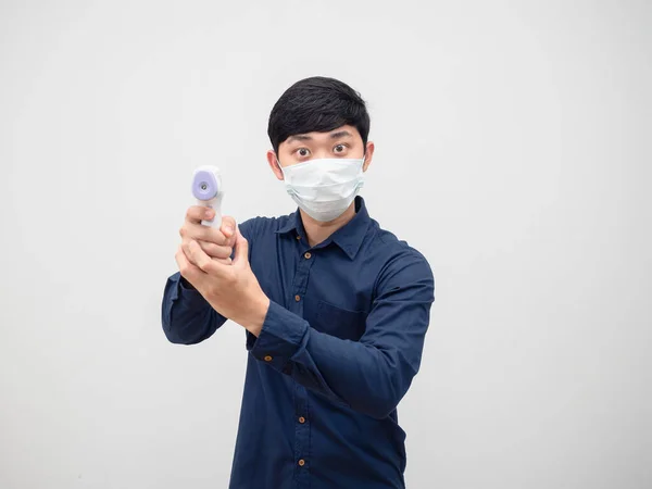 Hombre Que Usa Protege Máscara Que Sostiene Temómetro Infrarrojo Para — Foto de Stock