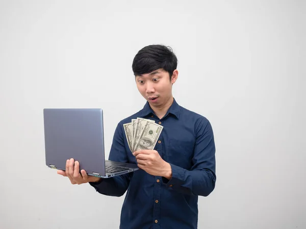 Азиатский Мужчина Смотреть Деньги Руке Держа Ноутбук Чувство Удивлен Белом — стоковое фото