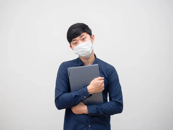 Hombre Enfermo Con Máscara Abrazo Portátil Mirando Cámara Fondo Blanco — Foto de Stock