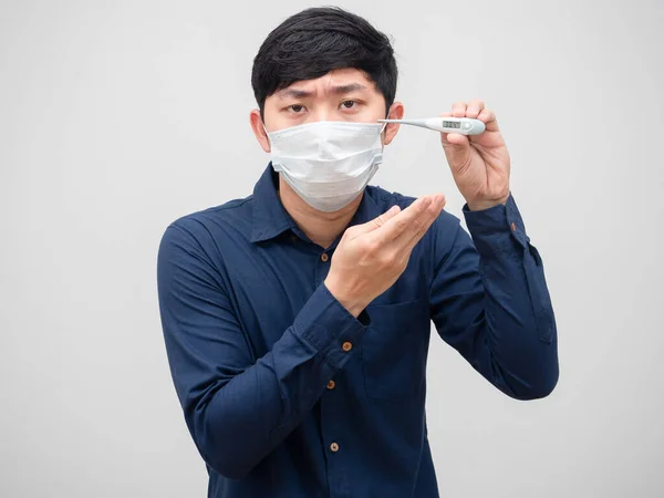 Hombre Enfermo Con Máscara Muestran Termómetro Cara Malestar Alta Temperatura — Foto de Stock