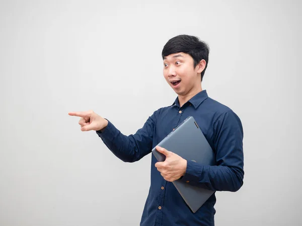 Cheerful Man Holding Laptop Feeling Amazed Point Finger Copy Space — Stock fotografie