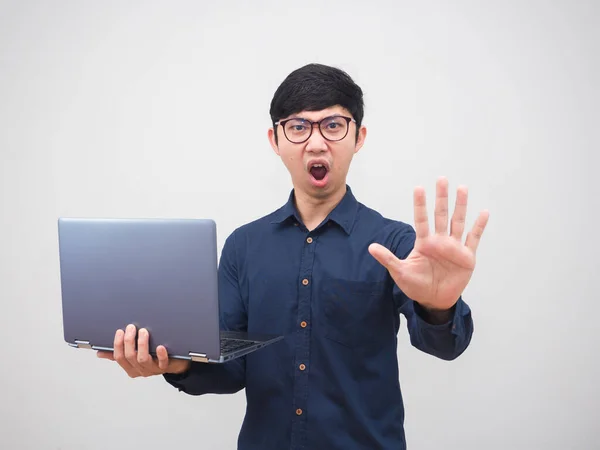 Asijské Muž Nošení Brýle Držení Notebook Ukázat Ruku Nahoru Zastavit — Stock fotografie