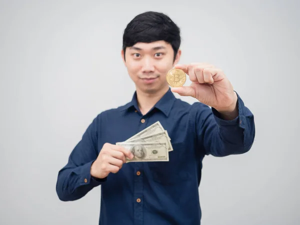 Азиатский Человек Веселый Держа Деньги Доллар Золото Биткойн Концепция Цифровых — стоковое фото