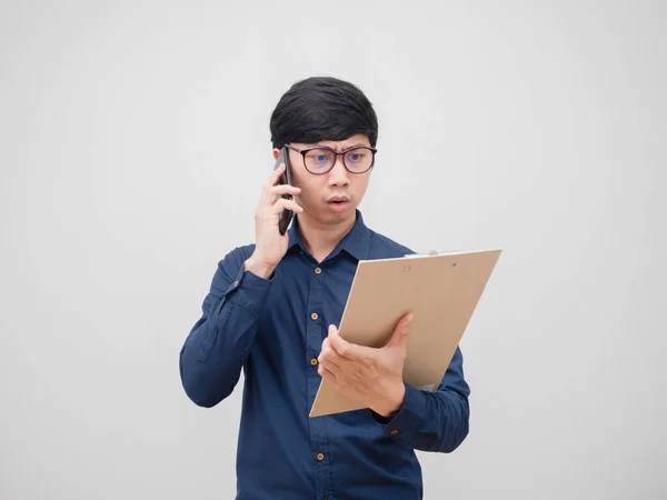 Asijský Muž Nosí Brýle Mluví Mobilní Telefon Pocit Vážné Při — Stock fotografie