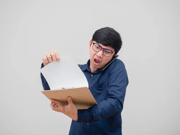 Asian Man Busy Talking Mobile Phone Finding Document Board Hand — Fotografia de Stock