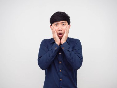 Şok olmuş hisseden bir adam beyaz arka plan portresine elini gösterir.