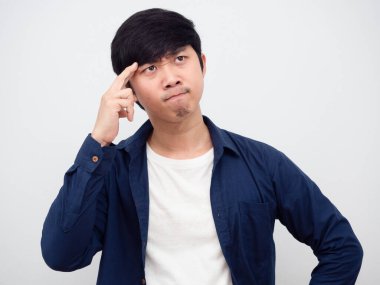 Asyalı bir adamın portresi kafasına ciddi bir şey değdiğini düşünüyor.