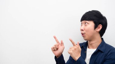 Genç adam işaret ediyor ve fotokopi alanına bakıyor. Kafasından vurulduğunu hissediyor.