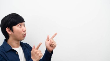 Genç adam parmakla işaret ediyor ve fotokopi alanına bakıyor. Kafasından vuruluyor.