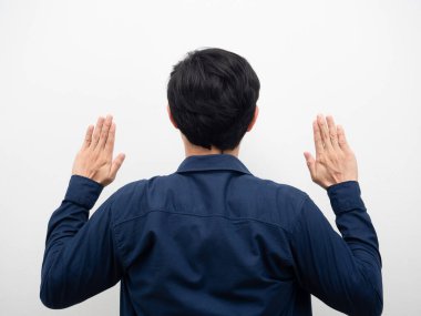 Geri çekilin. Ellerinizi kaldırın. Ekin görüntüsü beyaz arka plan.