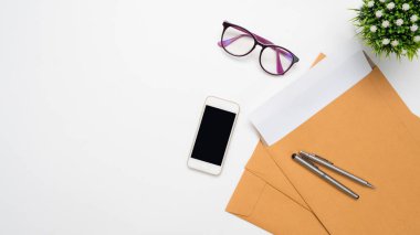 Çalışma alanı ve belge ofis ekipmanları masanın üstünde.