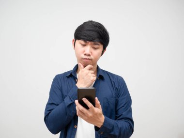 Asyalı bir adam elinde cep telefonuna bakıyor. Tereddüt eden beyaz bir portre hissediyor.