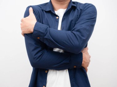 İnsan vücuduna sarılır. Resim çekilir. Adam kendini kucaklar.