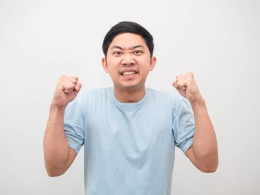 Öfkeli hisseden adam yumruğunu kaldırır, Asyalı adam kızgın duygularını dışa vurur.