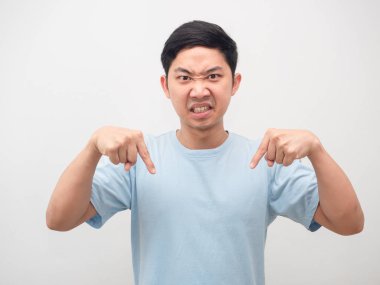 Kızgın bir adam beyaz arka planda parmakla işaret ediyor.