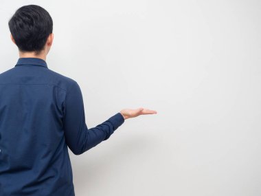 Geri dönen adam ürün alanı beyaz arkaplanı taşımak için boş elleri göster