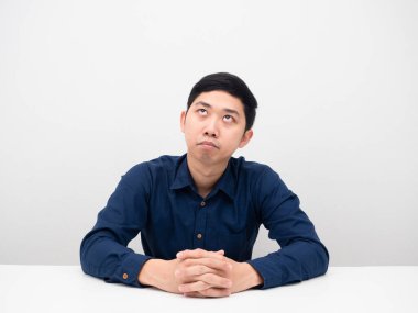 İş adamı oturuyor ve fotokopi odasına bakmaktan sıkılıyor.