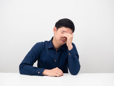 Oturan ve hüzünlü duygular hisseden adam beyaz arka plan