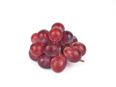 Beyaz izole arkaplanda dallı kırmızı üzümler olgunlaştı