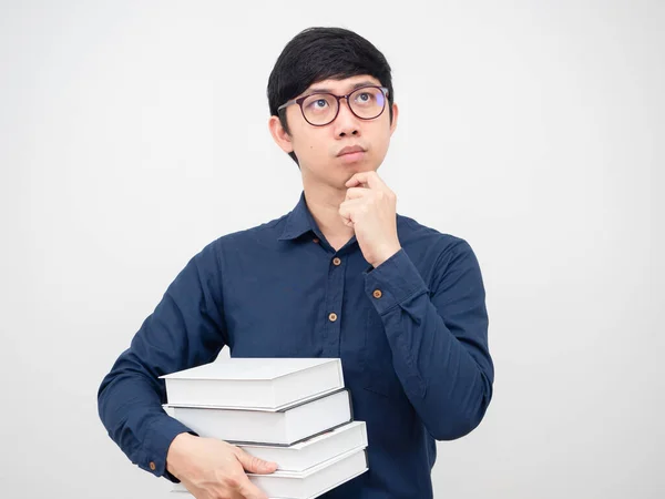 Ásia Homem Vestindo Óculos Segurando Livro Pensando Algo Retrato Branco — Fotografia de Stock