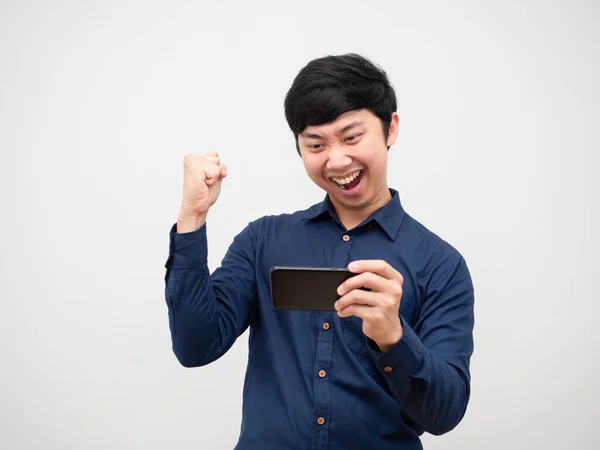 Asian Man Playing Game Mobilephone Feeling Happy Show Fist — Stockfoto