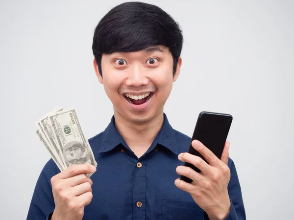 Asyalı gülen surat, el portresi içinde tatil cep telefonu ve para dolu dolar.