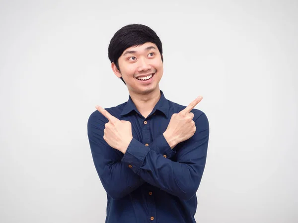 Asiático Hombre Sonriendo Cruz Brazo Dedo Mirando Espacio Retrato Blanco —  Fotos de Stock