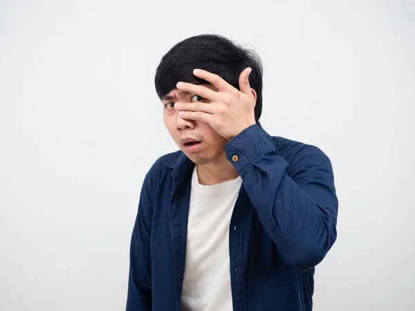 Asiático Homem Espreitando Através Seus Dedos Não Quer Olhar Algo — Fotografia de Stock