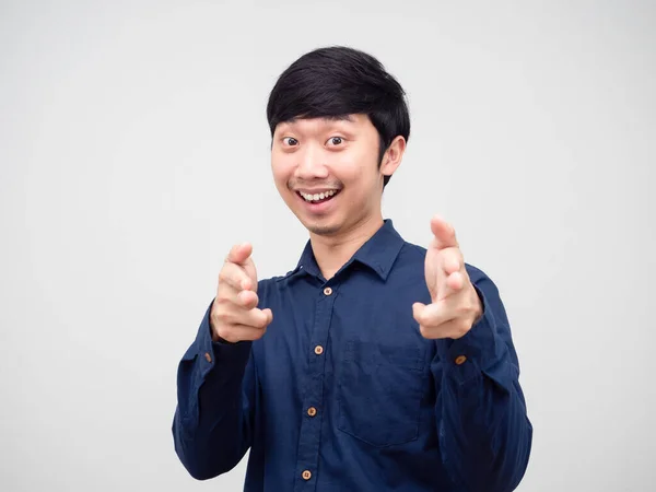 Asiático Homem Duplo Ponto Dedo Você Sorriso Rosto Alegre Homem — Fotografia de Stock