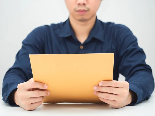 Man Sitting Reading Document Envelope Table — Stockfoto