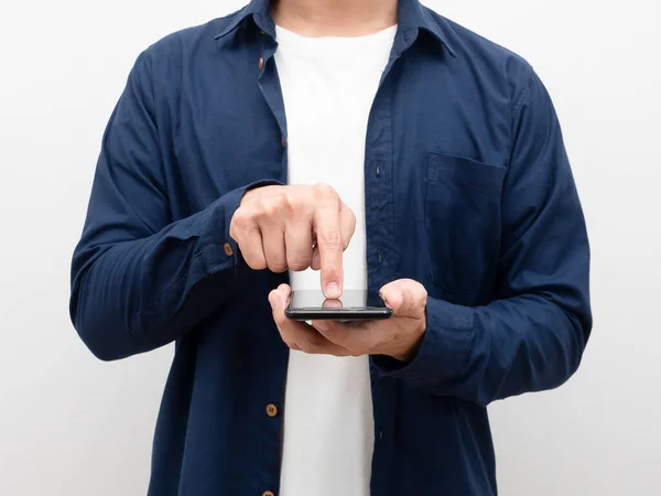クローズアップ男保持携帯電話とタッチスクリーンのためのショッピング作物体の肖像画白の背景 — ストック写真