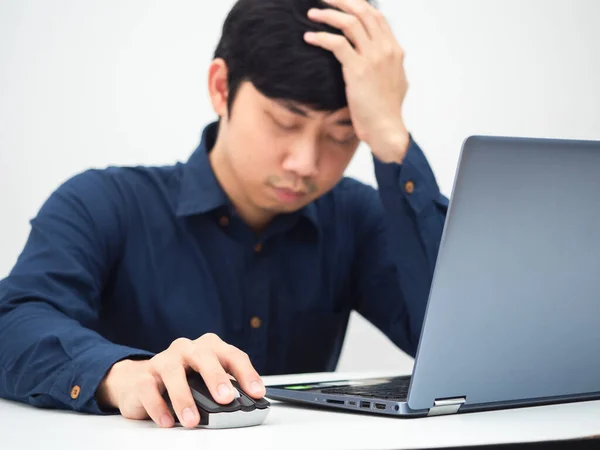 Uomo Che Lavora Casa Con Computer Portatile Sul Tavolo Sente — Foto Stock