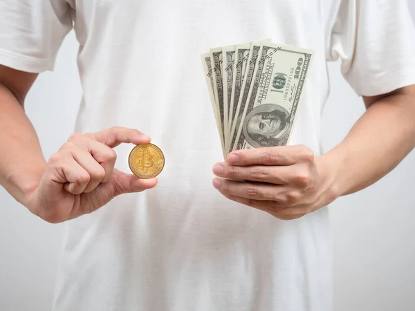 Großaufnahme Mann Weißes Hemd Zeigen Goldenen Bitcoin Und Geld Dollar — Stockfoto