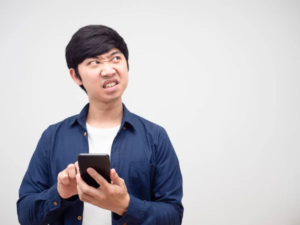 Man Houdt Mobiele Telefoon Gevoel Boos Kijken Naar Kopieerruimte Wit — Stockfoto