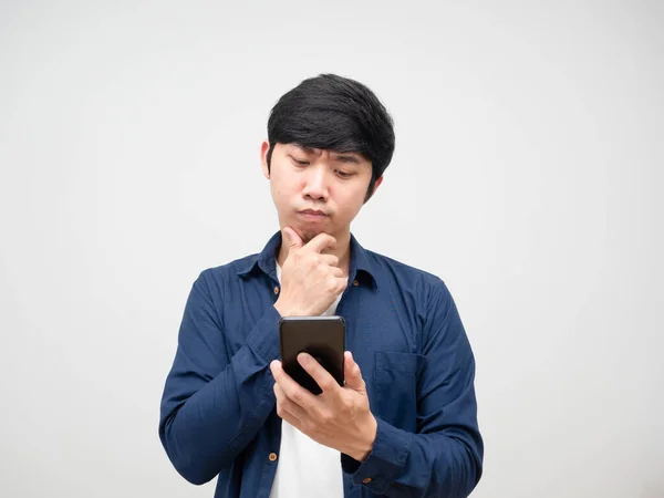 Asijský Muž Při Pohledu Mobilní Telefon Ruce Pocit Hesitage Portrét — Stock fotografie