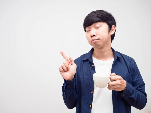 Schläfriger Mann Hält Kaffeetasse Augen Und Zeigt Mit Dem Finger — Stockfoto